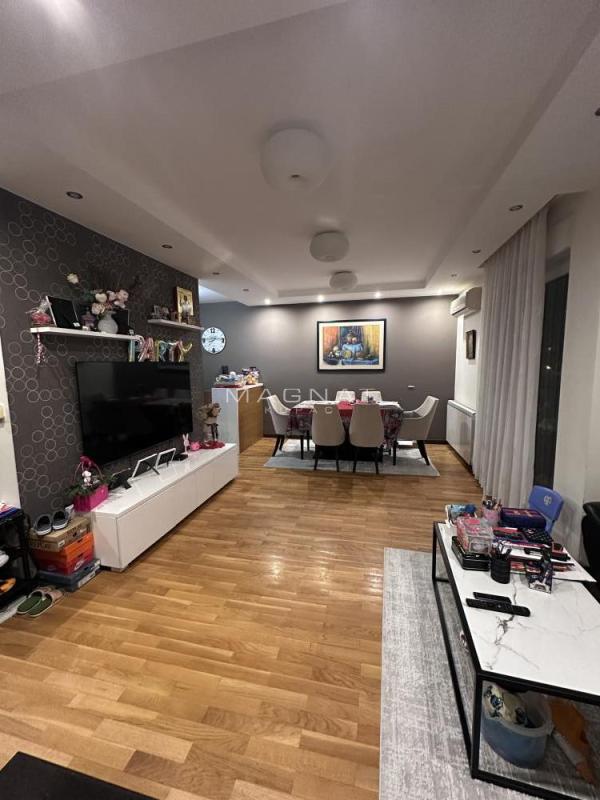 Stan na prodaju u Beogradu, Činovnička kolonija, trosoban, 81m2, cena 235000 evra