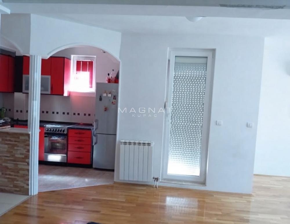 Stan na prodaju u Beogradu, Činovnička kolonija, dvoiposoban, 62m2, cena 199000 evra