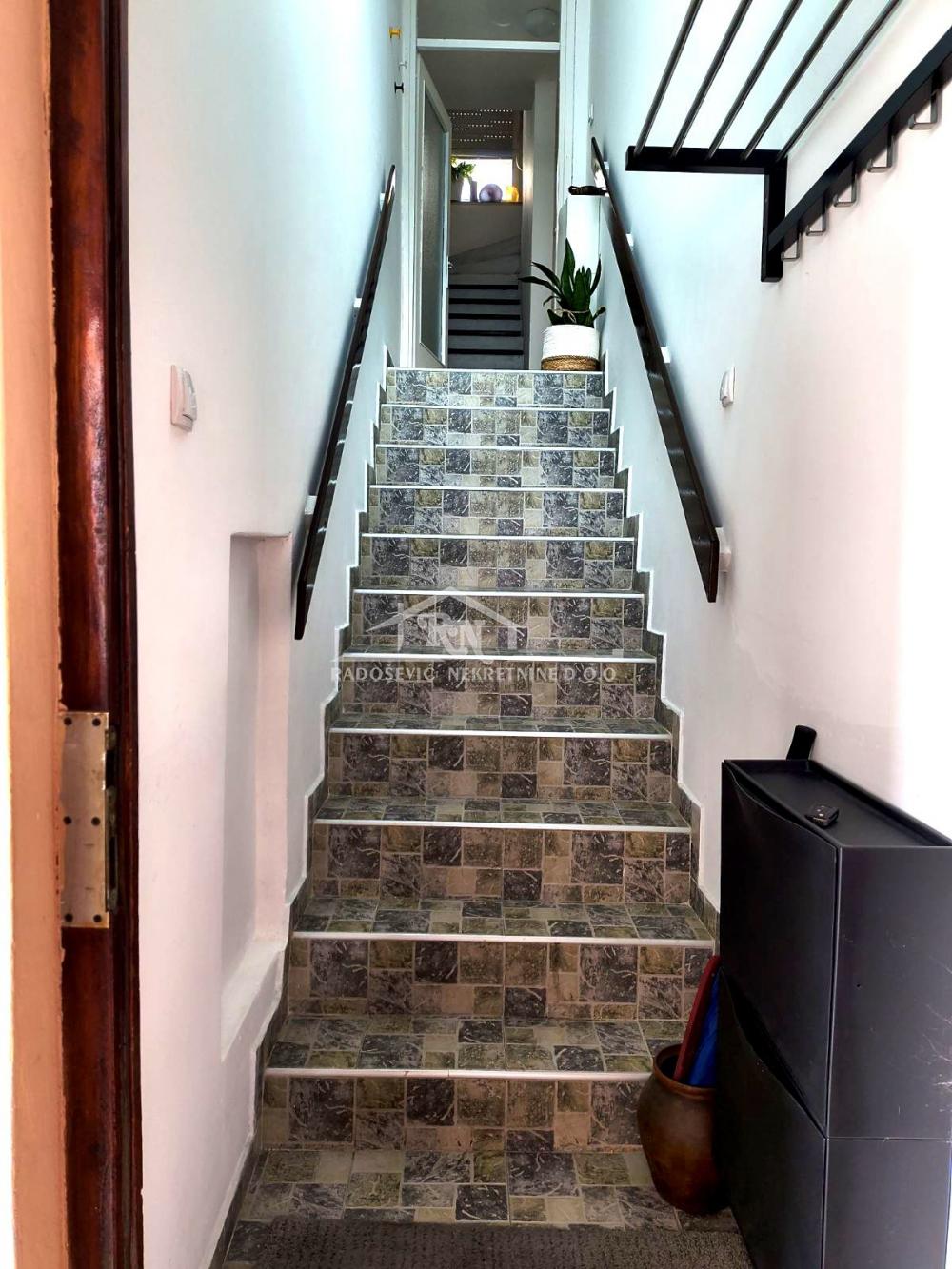 Stan na prodaju u Beogradu, Zemun, trosoban, 85m2, cena 157000 evra