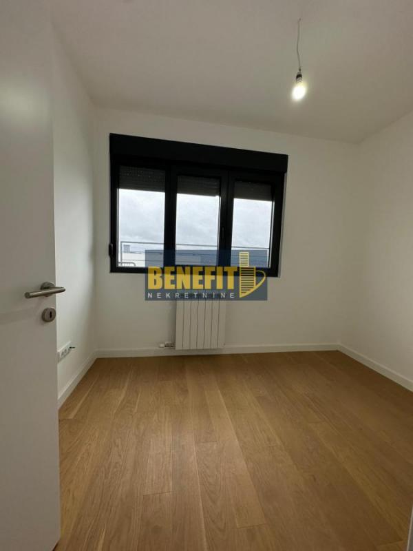 Stan na prodaju u Beogradu, Cerak, troiposoban, 88m2, cena 266000 evra