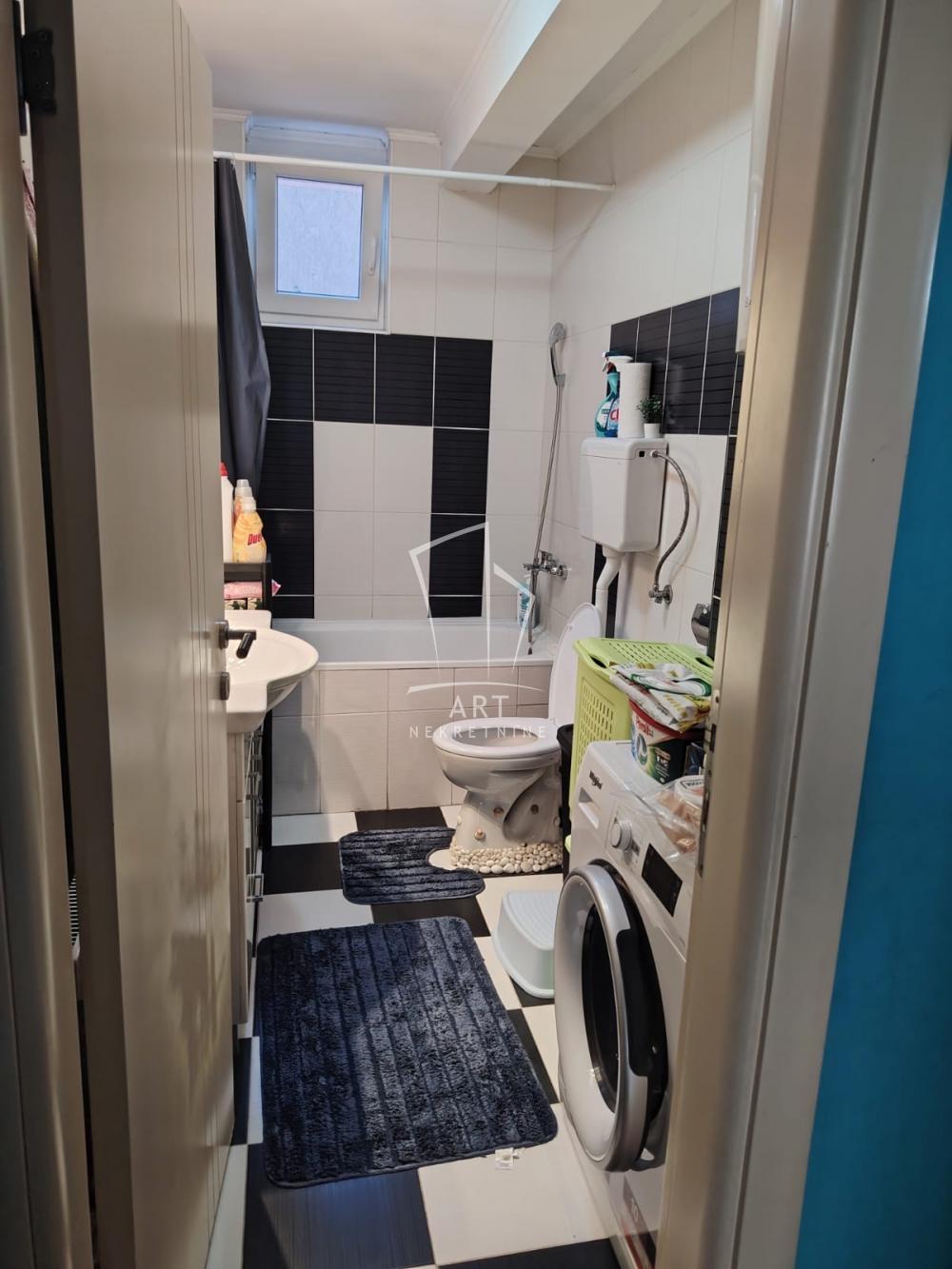Stan na prodaju u Beogradu, Borča, dvoiposoban, 51m2, cena 125000 evra