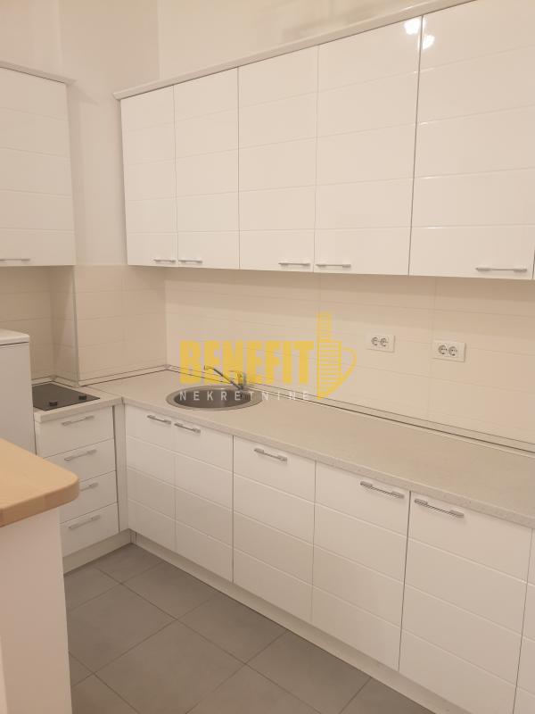 Stan na prodaju u Beogradu, Novi Beograd blok 67A (Belvile), trosoban, 58m2, cena 290000 evra