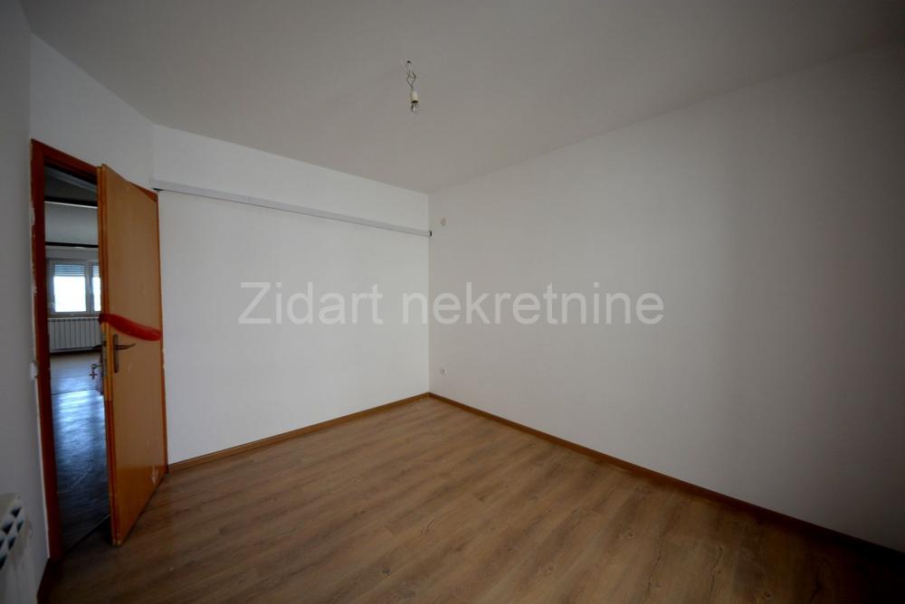 Stan na prodaju u Beogradu, Zemun polje, cetvorosoban, 112m2, cena 156800 evra