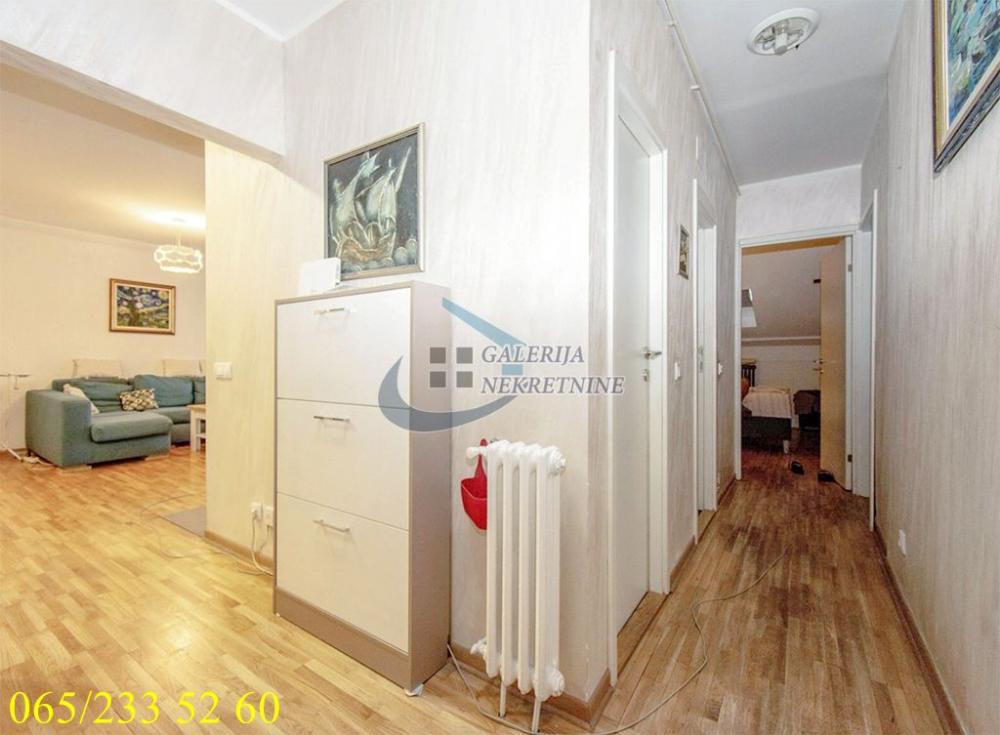 Stan na prodaju u Beogradu, Novi Beograd blok 44 (Piramida), trosoban, 75m2, cena 239900 evra