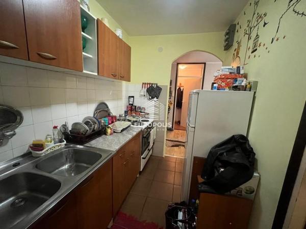 Stan na prodaju u Beogradu, Novi Beograd blok 28 (Potkovica), trosoban, 70m2, cena 187800 evra