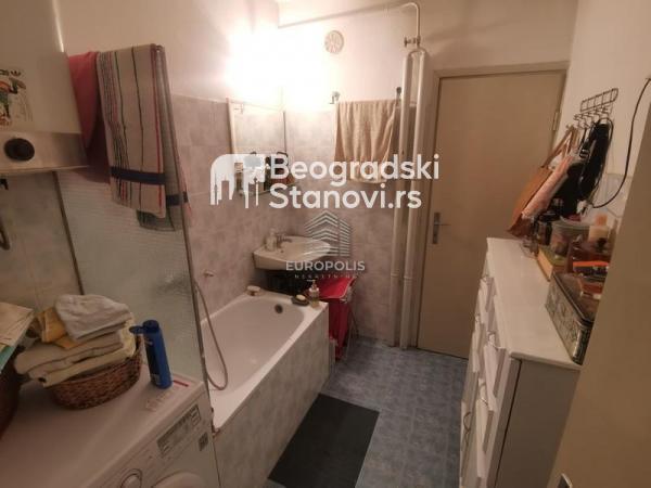 Stan na prodaju u Beogradu, Novi Beograd blok 33 (Genex kula), troiposoban, 90m2, cena 270000 evra